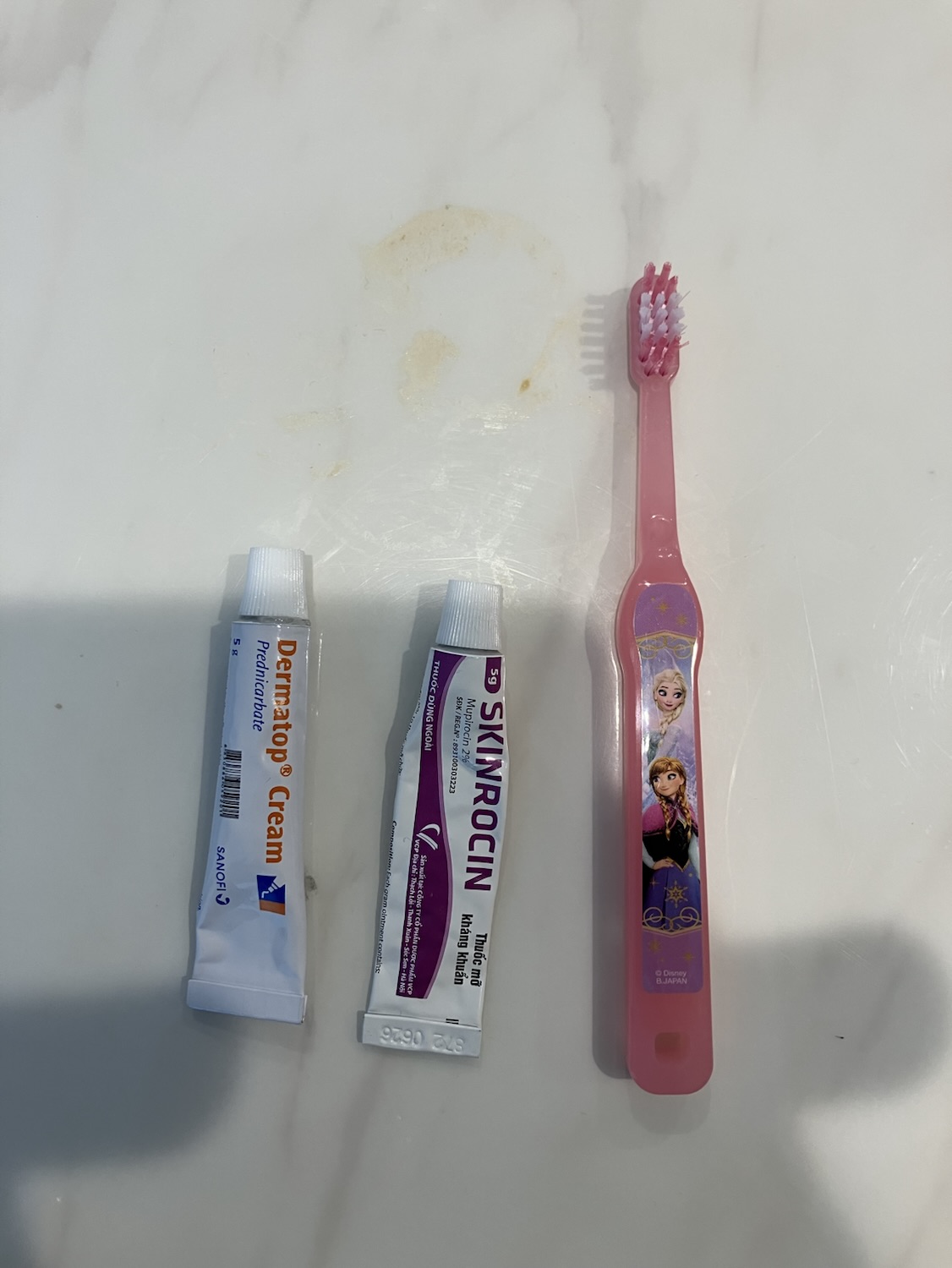 子供の使い古した歯ブラシとよくわからない塗り薬